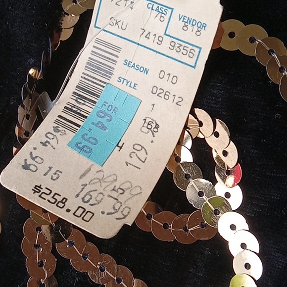 BLACK AND GOLD AFTER-FIVE DINNER DRESS - Picture 3 of 4